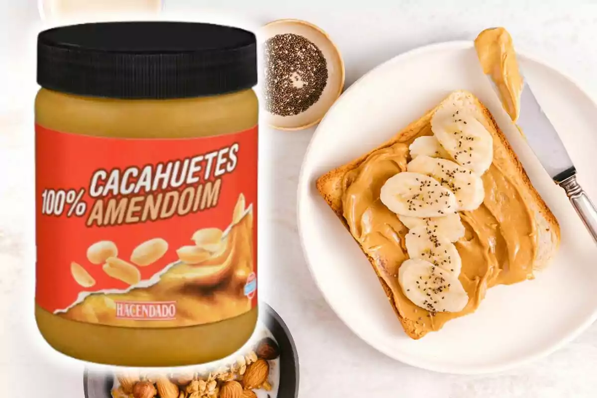 Un pot de crema de cacauet de Mercadona al costat d'una torrada amb mantega de cacauet i rodanxes de plàtan. Un pot de crema de cacauet de Mercadona al costat d'una torrada amb mantega de cacauet i rodanxes de plàtan.