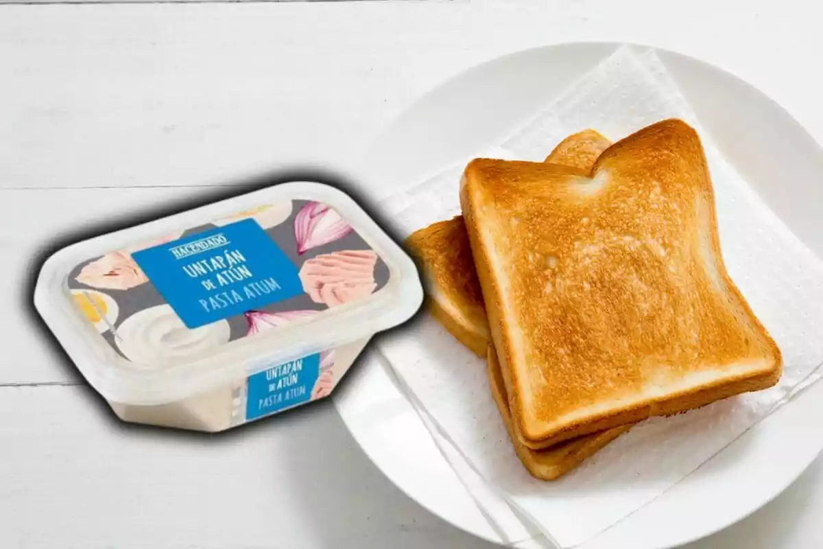 Un envàs per untar de tonyina de Mercadona al costat d'un plat amb torrades. Un envàs per untar de tonyina de Mercadona al costat d'un plat amb torrades.