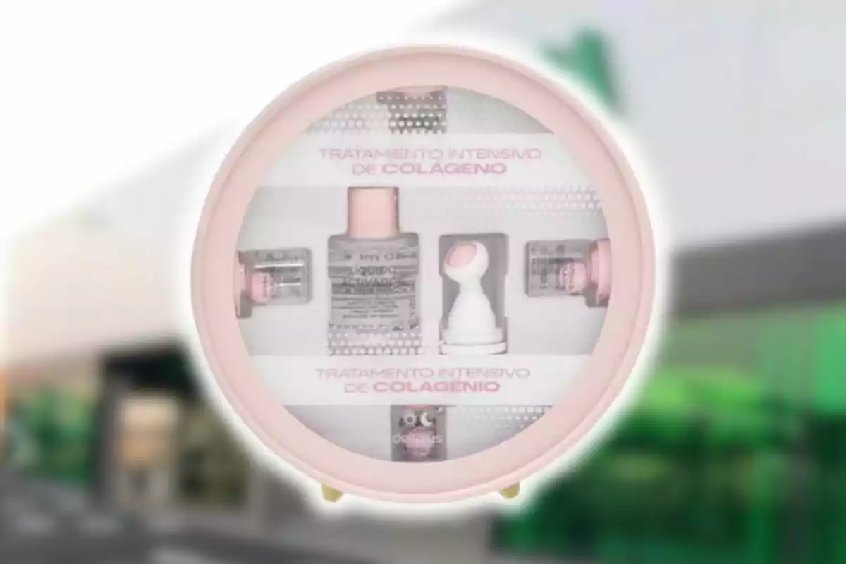 Un set de tractament intensiu de col·lagen de Mercadona en un embalatge circular amb diversos productes de cura facial. Un set de tractament intensiu de col·lagen de Mercadona en un embalatge circular amb diversos productes de cura facial.
