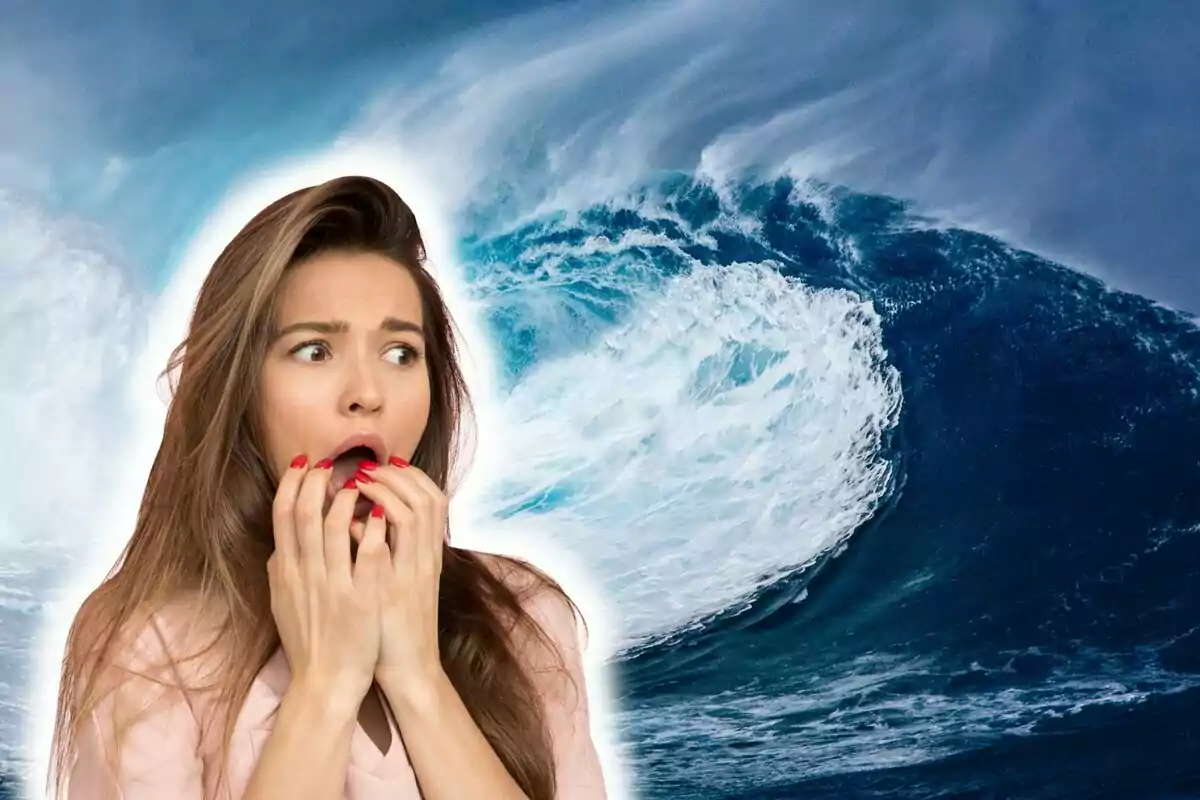 Mujer asustada con las manos en la boca frente a una gran ola en el océano. Mujer asustada con las manos en la boca frente a una gran ola en el océano.