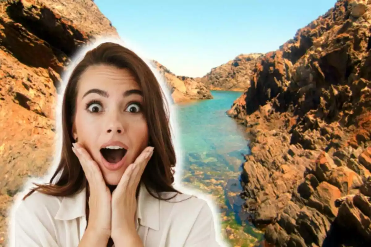 Una dona amb una expressió de sorpresa està superposada sobre un paisatge rocós amb un cos d'aigua blava entre les roques.