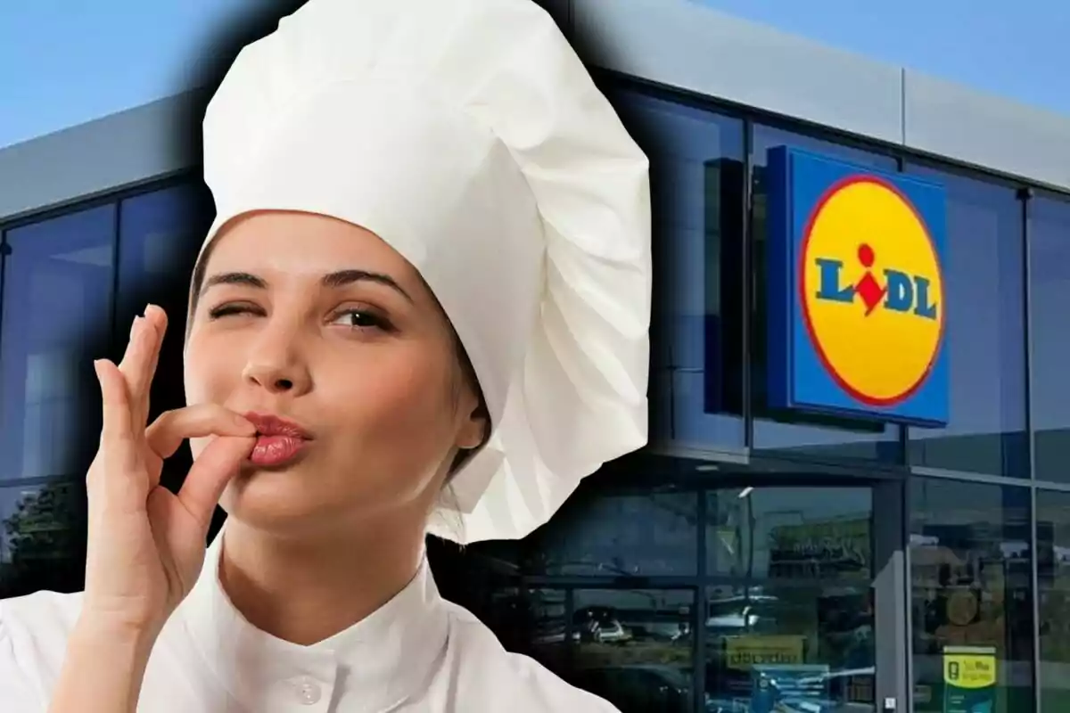 Una xef amb barret blanc fa un gest d'aprovació davant d'una botiga de Lidl.