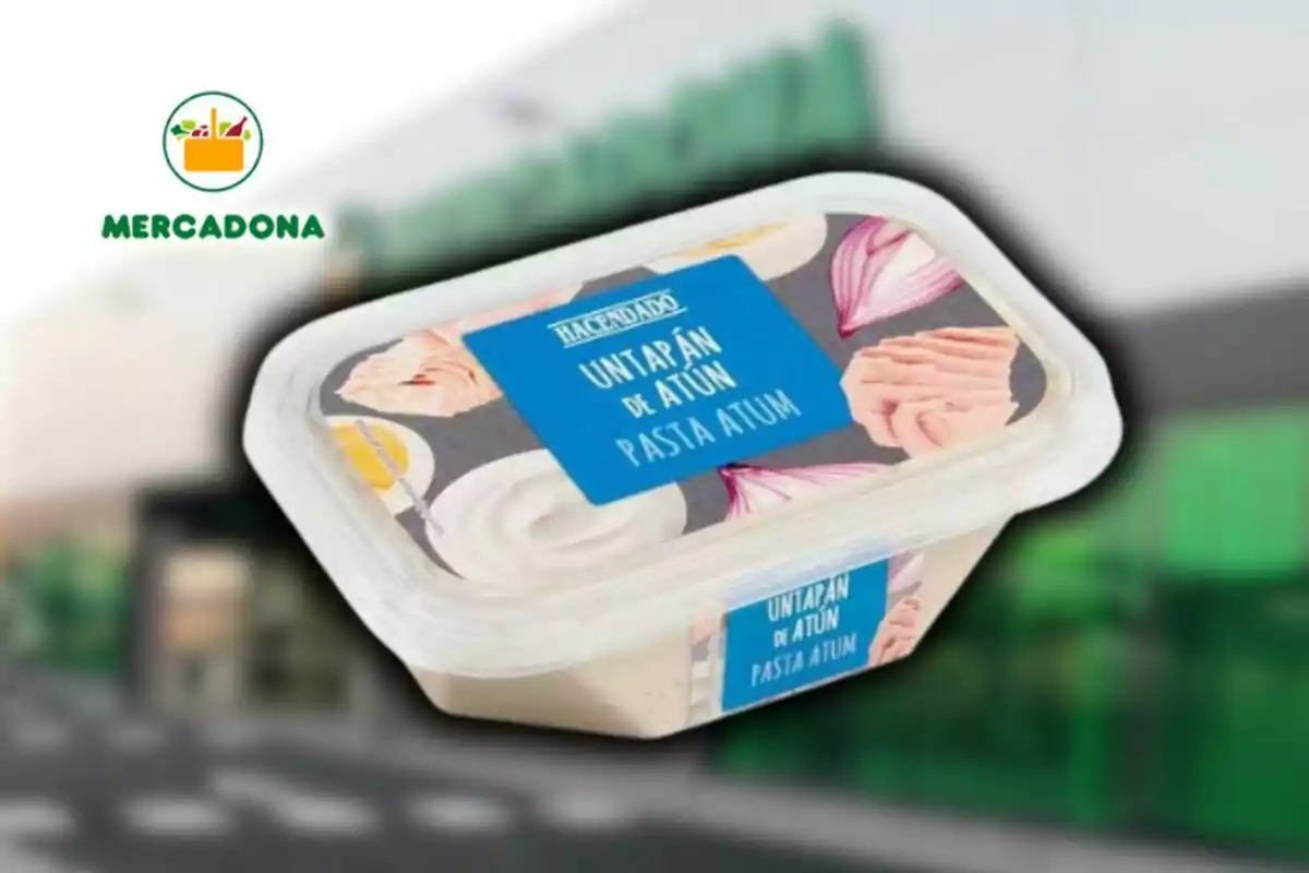 Envàs d'untar de tonyina de la marca Hacendado amb disseny de ceba i tonyina a l'etiqueta, davant d'un fons desenfocat d'un supermercat Mercadona. Envàs d'untar de tonyina de la marca Hacendado amb disseny de ceba i tonyina a l'etiqueta, davant d'un fons desenfocat d'un supermercat Mercadona.