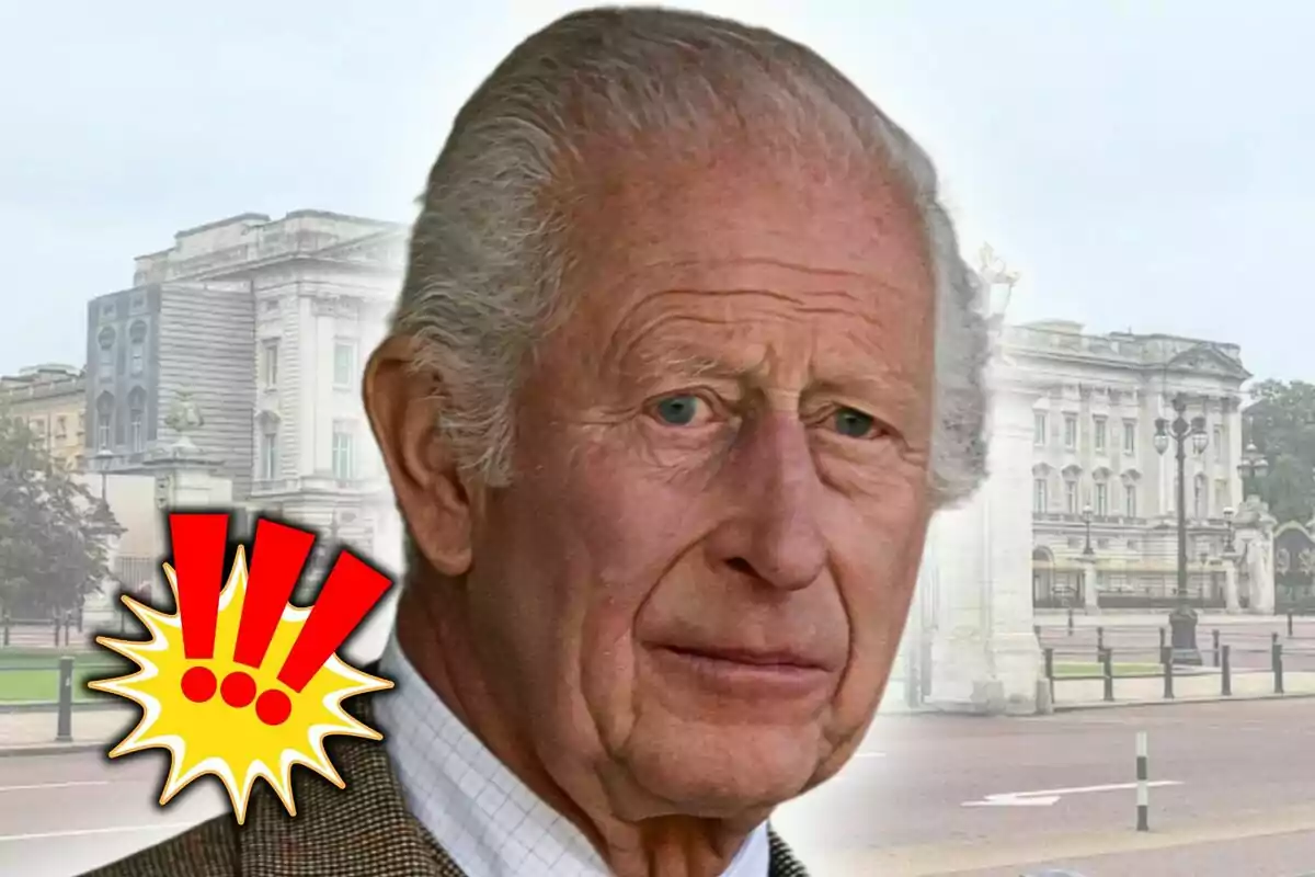 Muntatge de fotos del rei Carles III amb expressió seriosa davant del Palau de Buckingham i un emoji d’exclamacions vermelles sobre fons groc.