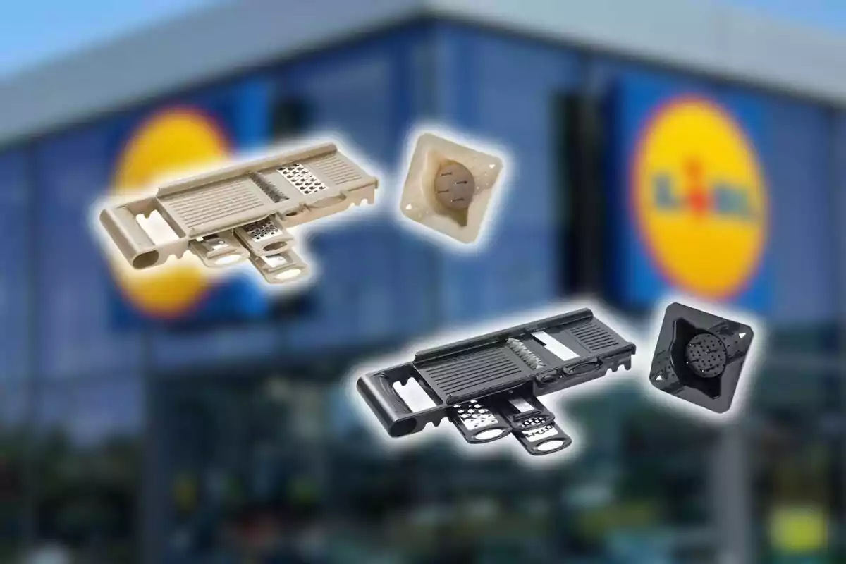 Un ratllador de cuina de dos colors flotant davant d'un supermercat Lidl al fons. Un ratllador de cuina de dos colors flotant davant d'un supermercat Lidl al fons.