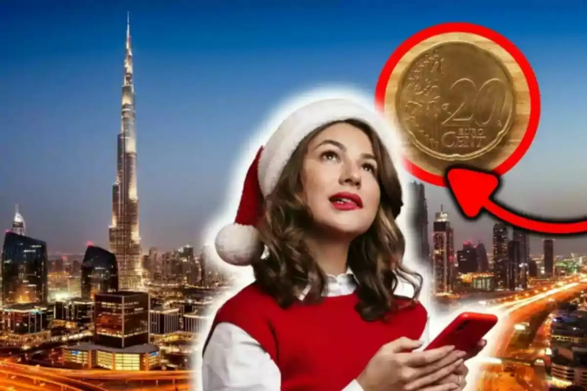 Una dona amb gorra de Nadal sosté un telèfon mentre mira cap amunt, amb un paisatge urbà il·luminat al fons que pertany a Dubai i una moneda de 20 cèntims d'euro destacada en un cercle vermell.