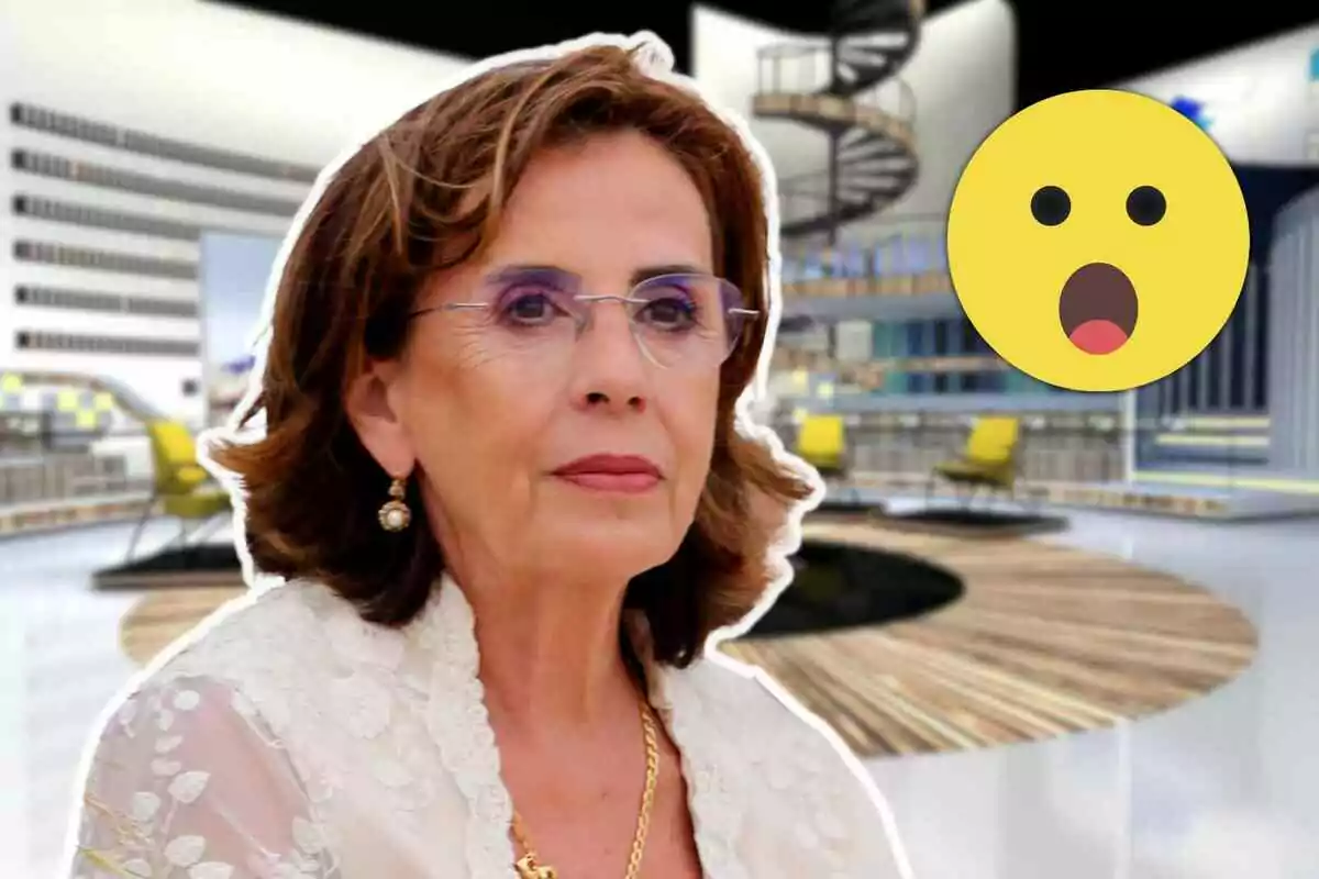 Mercedes Bernal amb ulleres i expressió seriosa al plató d''Espejó público' amb un emoji sorprès al fons.