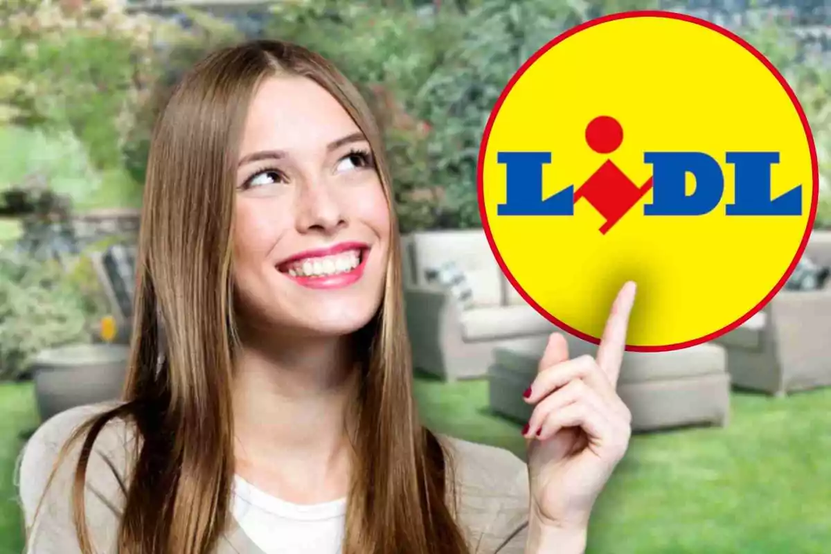 Mujer joven sonriendo y señalando el logo de Lidl en un entorno al aire libre