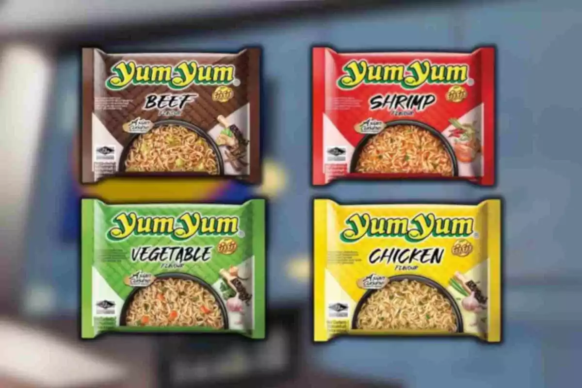 Quatre paquets de sopa instantània YumYum de diferents sabors, organitzats en dues files, amb els sabors destacats en colors marró, vermell, verd i groc. Quatre paquets de sopa instantània YumYum de diferents sabors, organitzats en dues files, amb els sabors destacats en colors marró, vermell, verd i groc.