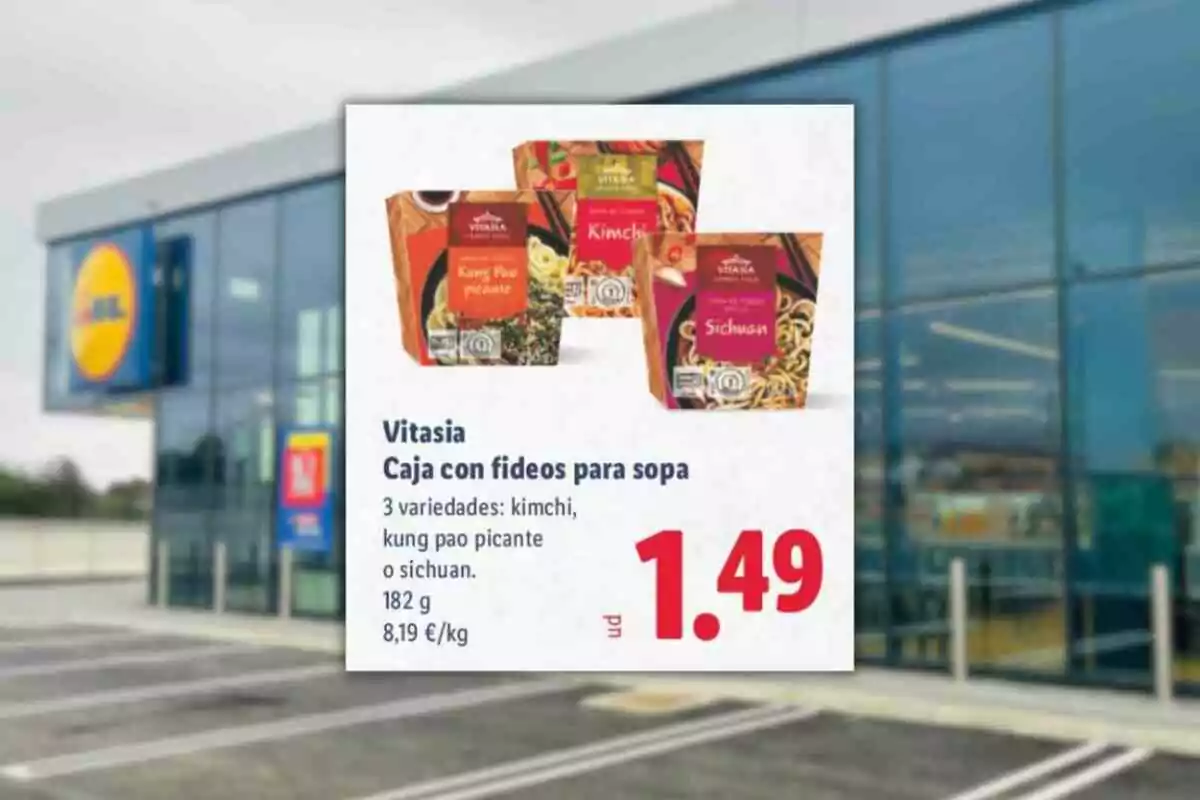 Promoción de cajas de fideos para sopa Vitasia en tres variedades diferentes frente a una tienda Lidl con el precio de 1.49 euros Promoción de cajas de fideos para sopa Vitasia en tres variedades diferentes frente a una tienda Lidl con el precio de 1.49 euros