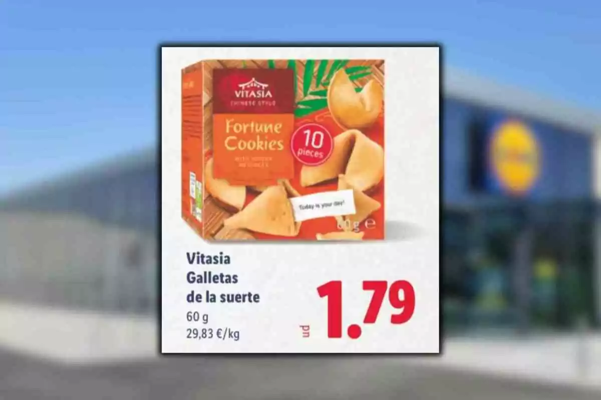 Caja de galletas de la suerte Vitasia con precio de 1.79 euros en un cartel de supermercado Caja de galletas de la suerte Vitasia con precio de 1.79 euros en un cartel de supermercado