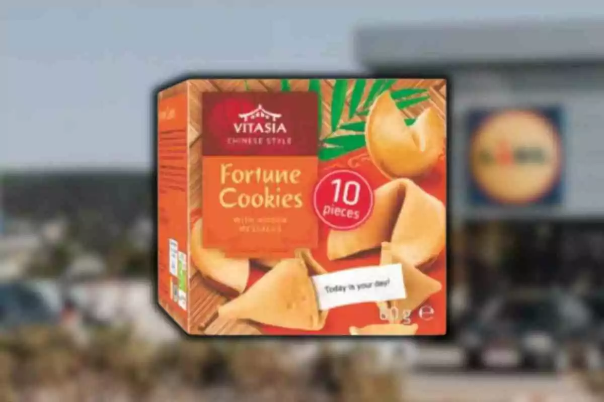 Caja de galletas de la fortuna Vitasia con diseño naranja y verde que muestra varias galletas y un mensaje en inglés Caja de galletas de la fortuna Vitasia con diseño naranja y verde que muestra varias galletas y un mensaje en inglés