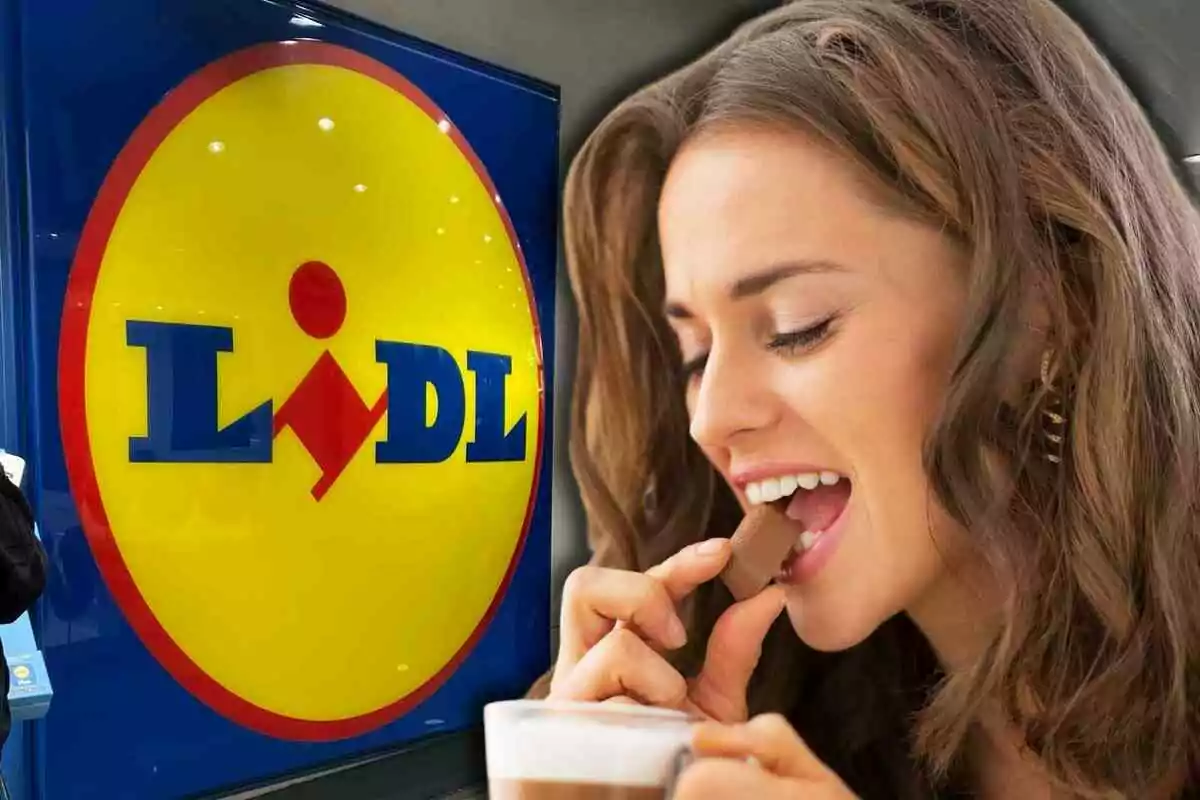 Una mujer sonriente come un trozo de chocolate mientras sostiene una taza y al fondo se ve el logotipo de Lidl