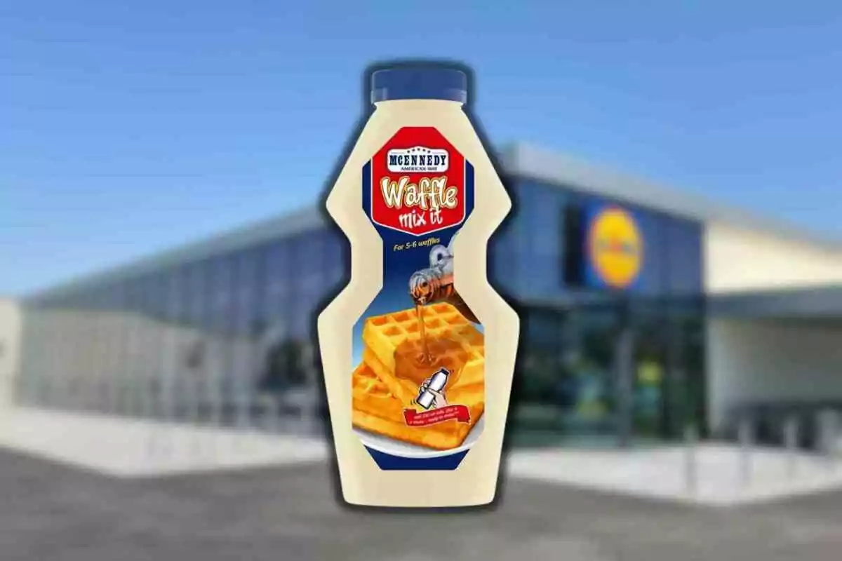 Botella de mezcla para waffles de la marca Mcennedy con fondo de una tienda Lidl desenfocada Botella de mezcla para waffles de la marca Mcennedy con fondo de una tienda Lidl desenfocada