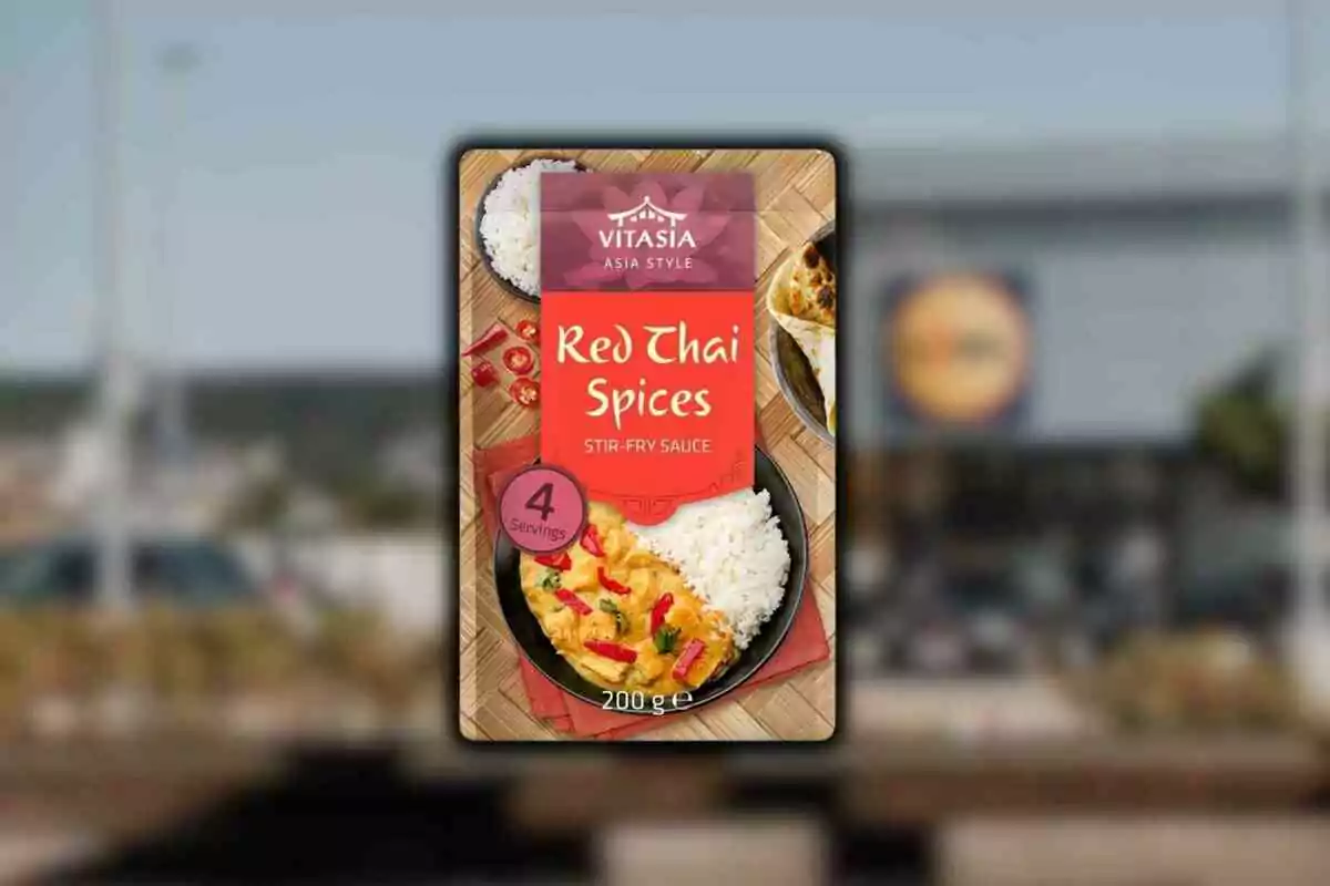 Envase de salsa asiática Vitasia Red Thai Spices para salteados con imagen de un plato de arroz y curry rojo, rinde para cuatro porciones y contiene 200 gramos Envase de salsa asiática Vitasia Red Thai Spices para salteados con imagen de un plato de arroz y curry rojo, rinde para cuatro porciones y contiene 200 gramos