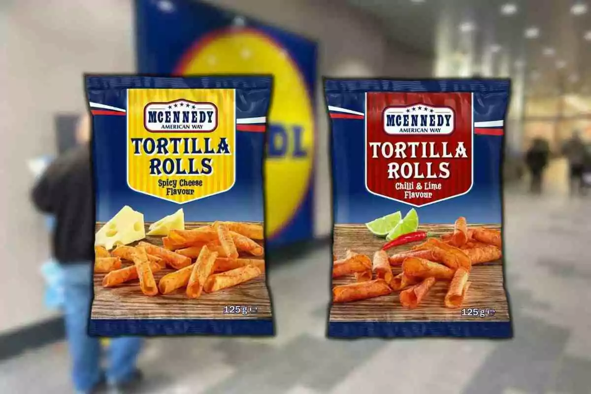 Dues bosses de snacks Mcennedy Tortilla Rolls en sabors Spicy Cheese i Chilli & Lime davant d’una botiga Lidl desenfocada Dues bosses de snacks Mcennedy Tortilla Rolls en sabors Spicy Cheese i Chilli & Lime davant d’una botiga Lidl desenfocada