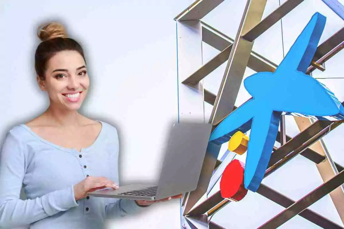 Dona somrient amb un ordinador portàtil davant d’un logotip blau i colorit de CaixaBank sobre una estructura metàl·lica