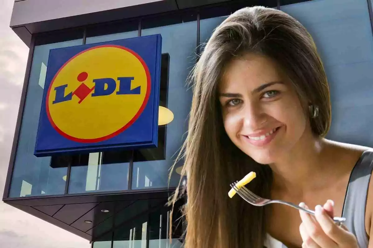 Dona somrient sosté una forquilla amb menjar davant d'una botiga de Lidl