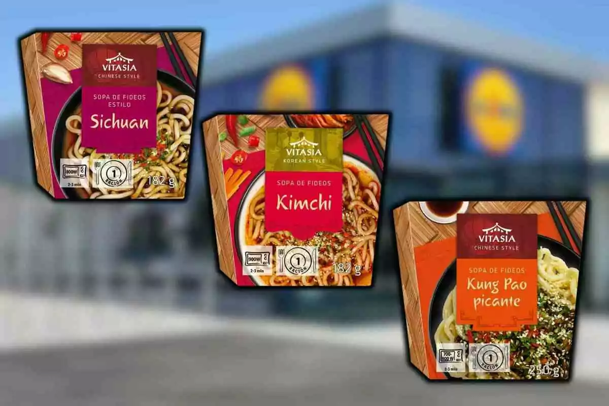 Tres envases de sopas instantáneas asiáticas de la marca Vitasia con sabores Sichuan, Kimchi y Kung Pao picante sobre un fondo desenfocado de un supermercado Tres envases de sopas instantáneas asiáticas de la marca Vitasia con sabores Sichuan, Kimchi y Kung Pao picante sobre un fondo desenfocado de un supermercado
