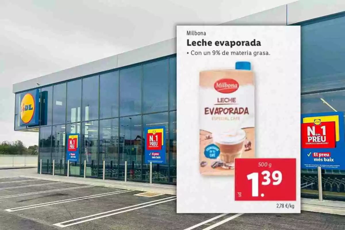 Fachada de supermercado Lidl con un cartel promocional de leche evaporada Milbona especial para café a un precio de 1,39 euros por 500 gramos Fachada de supermercado Lidl con un cartel promocional de leche evaporada Milbona especial para café a un precio de 1,39 euros por 500 gramos