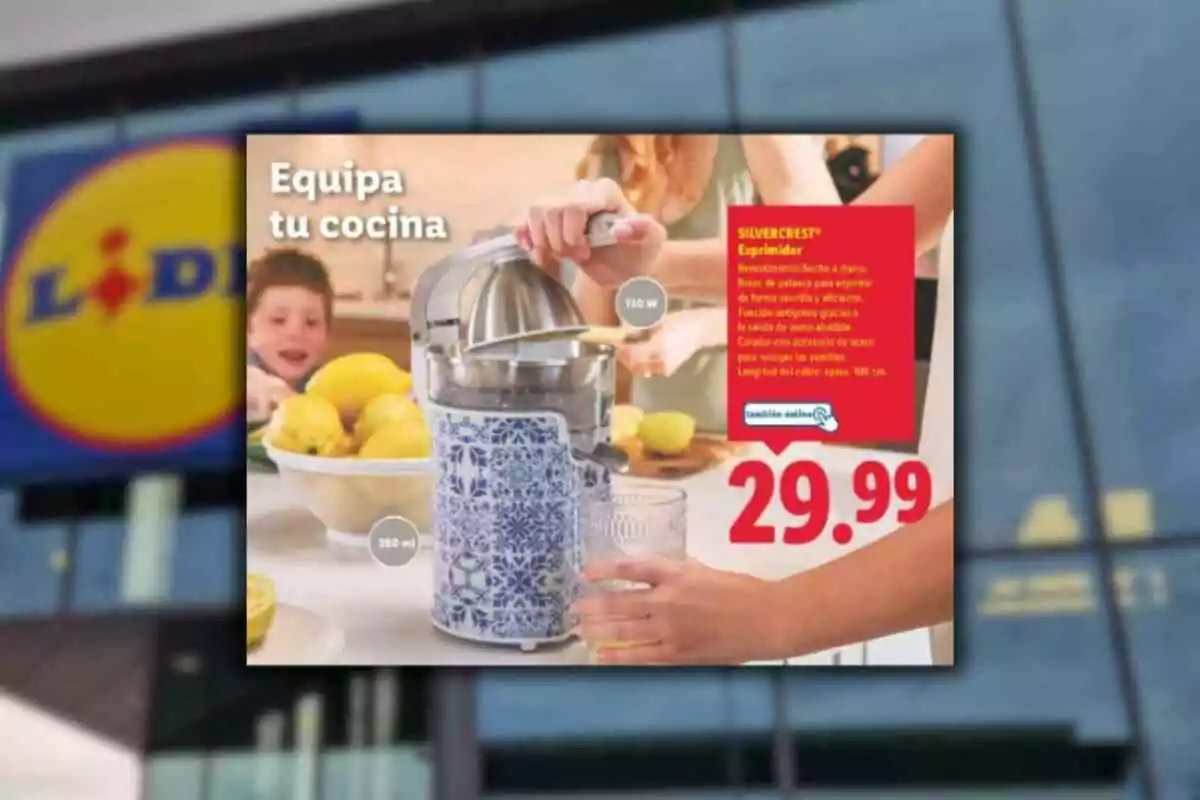 Publicitat d’un espremedor elèctric amb disseny blau i blanc en una cuina, acompanyat de llimones, un got de suc i el preu de 29,99 euros, amb el logotip de Lidl de fons. Publicitat d’un espremedor elèctric amb disseny blau i blanc en una cuina, acompanyat de llimones, un got de suc i el preu de 29,99 euros, amb el logotip de Lidl de fons.