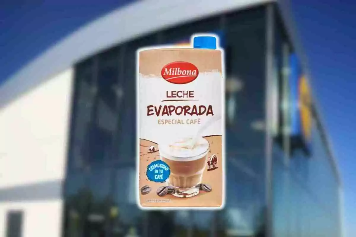 Envase de leche evaporada especial para café de la marca Milbona frente a un edificio moderno con fachada de vidrio Envase de leche evaporada especial para café de la marca Milbona frente a un edificio moderno con fachada de vidrio