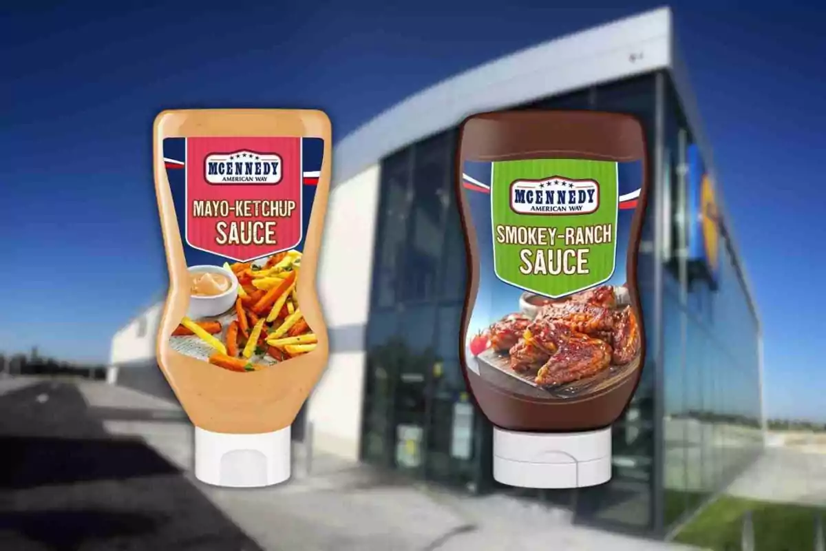 Dos botellas de salsa Mcennedy una de mayo-ketchup y otra de smokey-ranch frente a un edificio moderno con cielo azul Dos botellas de salsa Mcennedy una de mayo-ketchup y otra de smokey-ranch frente a un edificio moderno con cielo azul
