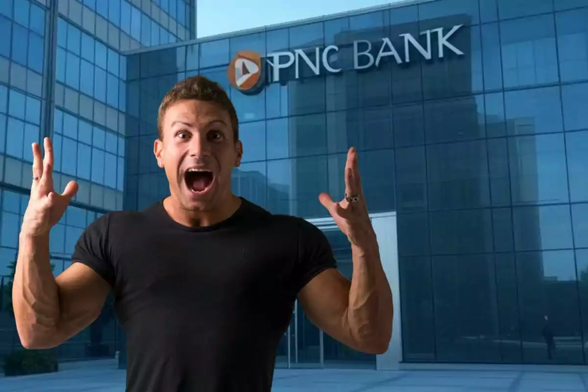 Un home amb expressió de sorpresa o emoció davant d'un edifici de PNC Bank. Un home amb expressió de sorpresa o emoció davant d'un edifici de PNC Bank.