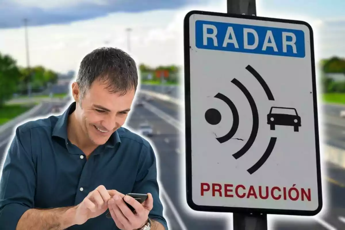 Home somrient mentre utilitza el telèfon mòbil al costat d'un senyal de trànsit que indica la presència d'un radar i la paraula "PRECAUCIÓ".