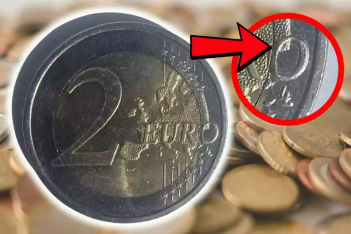 Moneda de 2 euros amb un detall ampliat en un cercle vermell mostrant un número o símbol específic.