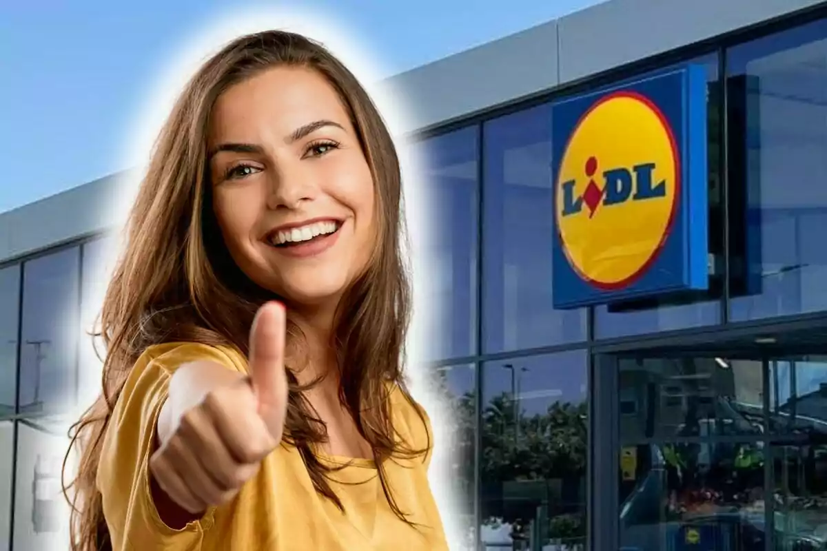 Una persona somrient amb el polze cap amunt davant d'una botiga Lidl.