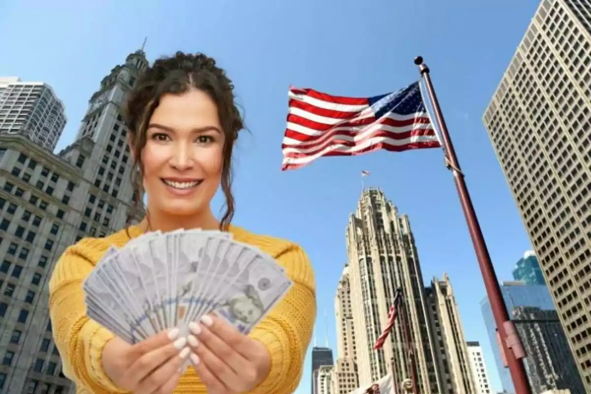 Mujer sonriente sostiene billetes de dólares frente a edificios altos y una bandera de Estados Unidos en un día soleado Mujer sonriente sostiene billetes de dólares frente a edificios altos y una bandera de Estados Unidos en un día soleado