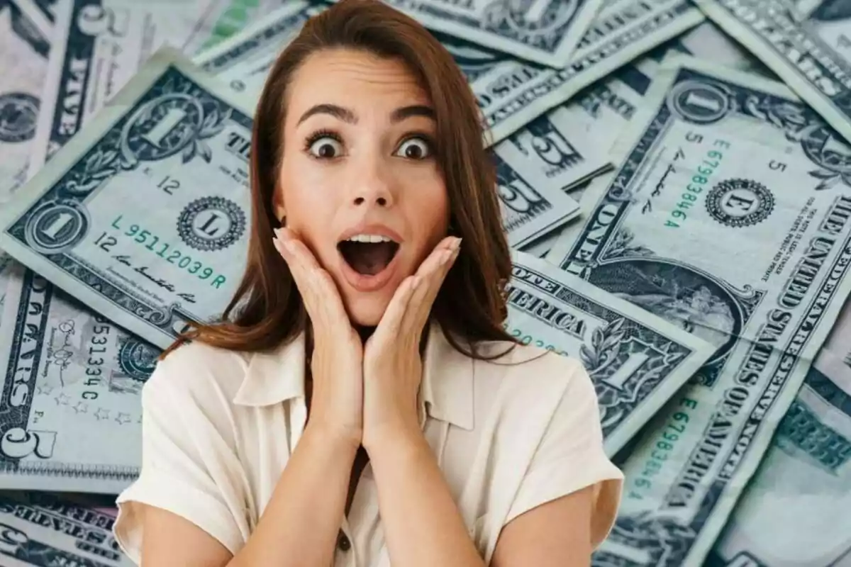 Mujer sorprendida con las manos en el rostro frente a un fondo de billetes de dólar. Mujer sorprendida con las manos en el rostro frente a un fondo de billetes de dólar.