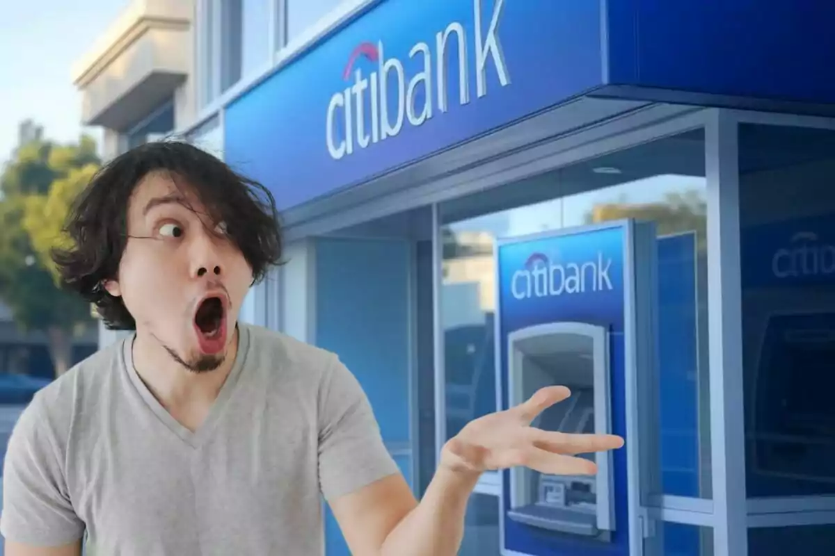 Un home amb expressió de sorpresa davant d'un caixer automàtic de Citibank.
