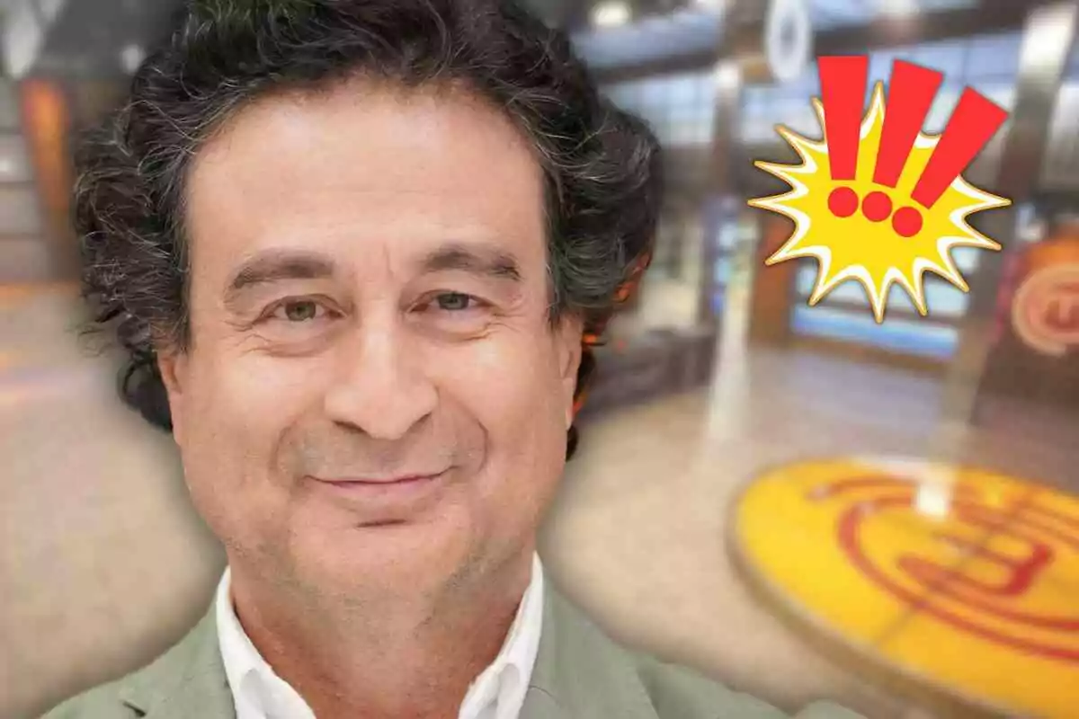Pepe Rodríguez de cabells arrissats i canosos somriu davant d’un fons borros de 'Masterchef' amb un logotip groc a terra i un gràfic d’exclamacions vermelles sobre una explosió groga a la dreta.