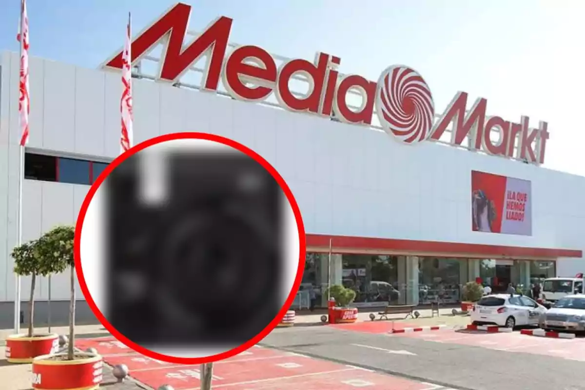 Façana d'una botiga MediaMarkt amb un cercle vermell que ressalta un producte borrós en primer pla.