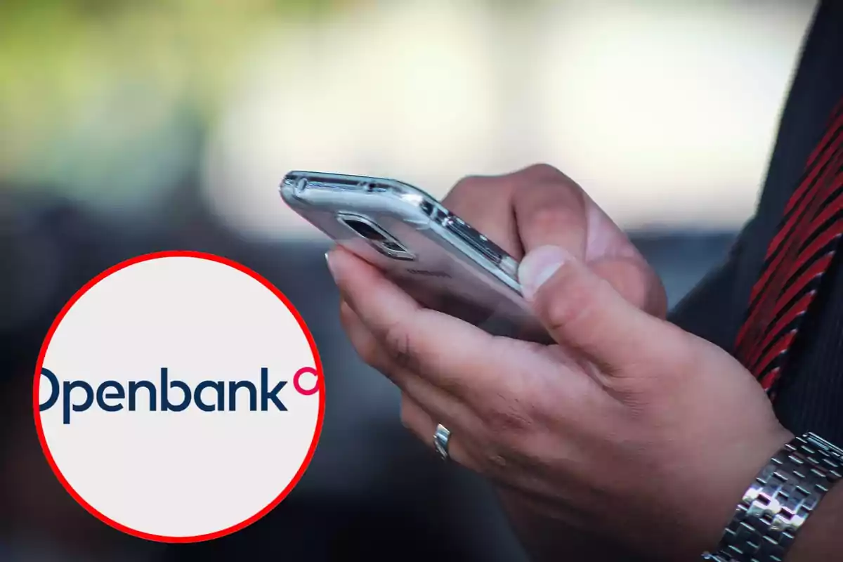 Persona usando un teléfono móvil con el logo de Openbank en primer plano.