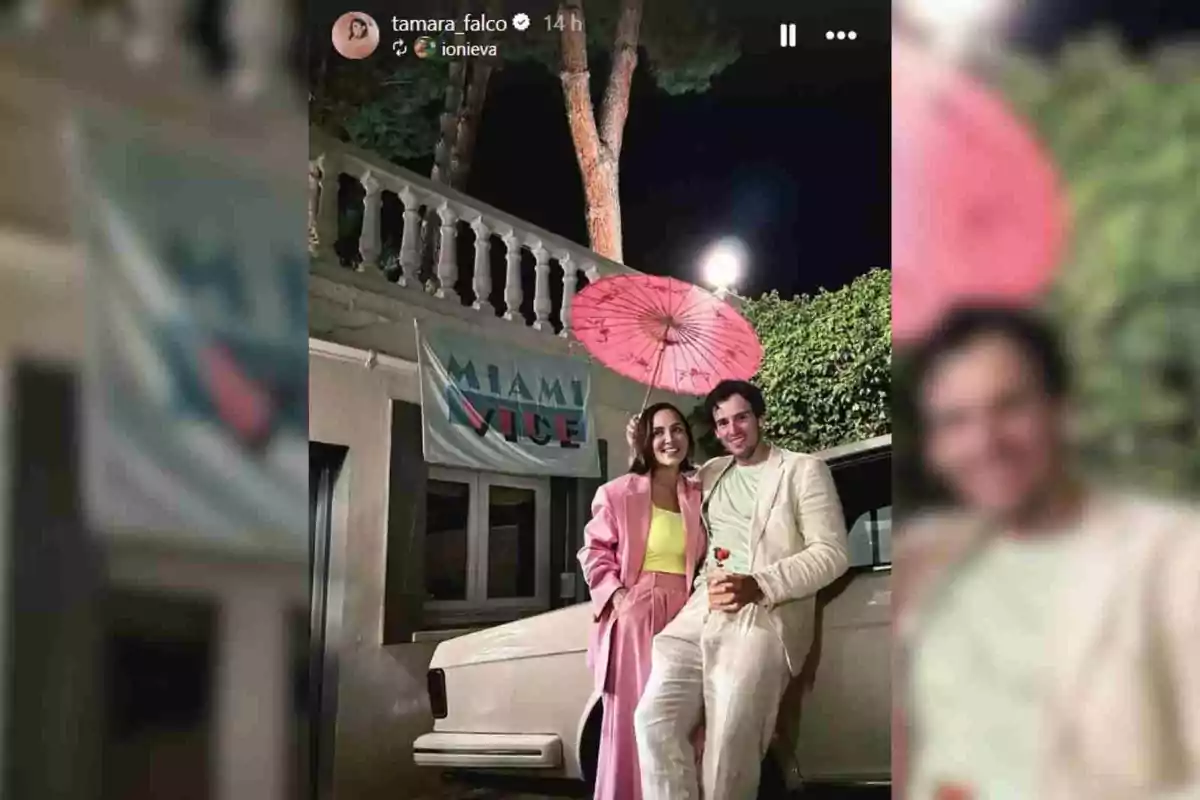 Tamara Falcó i Íñigo Onieva vestits amb roba elegant de colors clars posant somrient al costat d’un cotxe blanc, ella sosté un paraigua rosa i darrere hi ha una pancarta que diu Miami Vice. Tamara Falcó i Íñigo Onieva vestits amb roba elegant de colors clars posant somrient al costat d’un cotxe blanc, ella sosté un paraigua rosa i darrere hi ha una pancarta que diu Miami Vice.