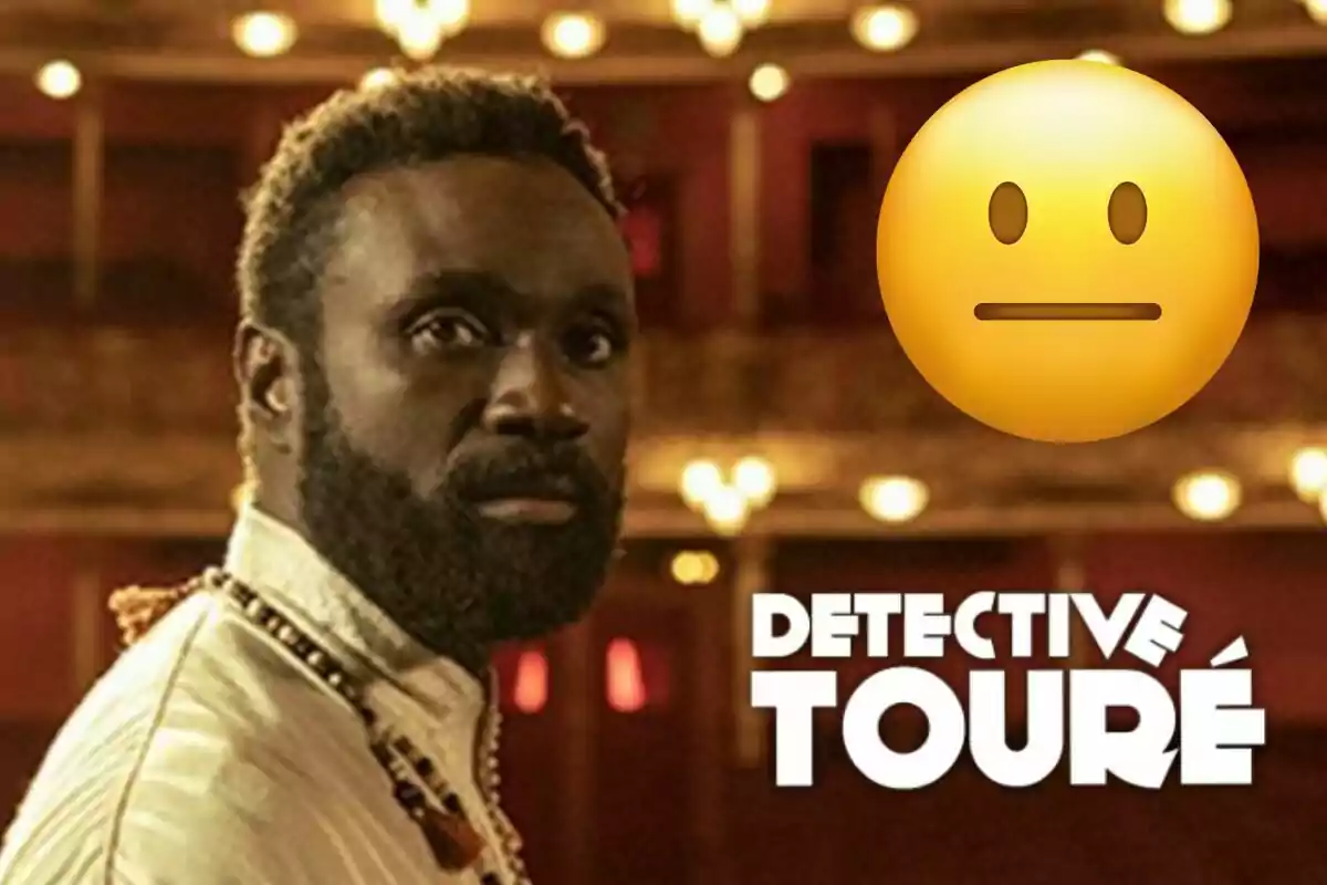 Detectiu Touré amb barba en un teatre amb llums brillants i un emoji neutral al costat del text "Detective Touré".