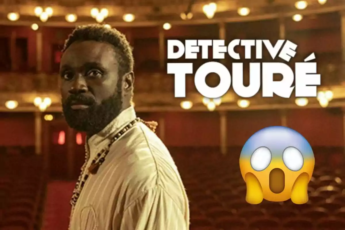 Detectiu Touré de peu en un teatre amb llums brillants i el text "Detective Touré" al fons amb un emoji sorprès.