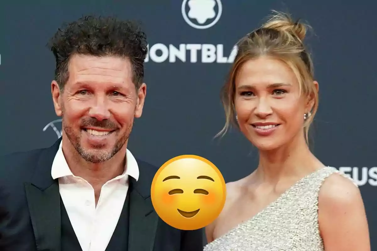 Diego Simeone i Carla Pereyra posant en un esdeveniment formal amb un emoji somrient cobrint part de la imatge