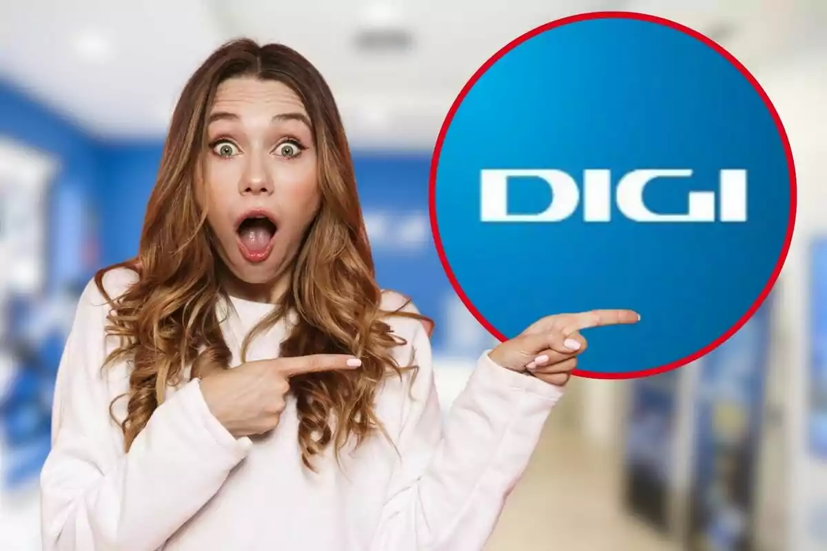 Una dona amb expressió de sorpresa assenyala un logotip blau amb la paraula “DIGI” en un entorn desenfocat.