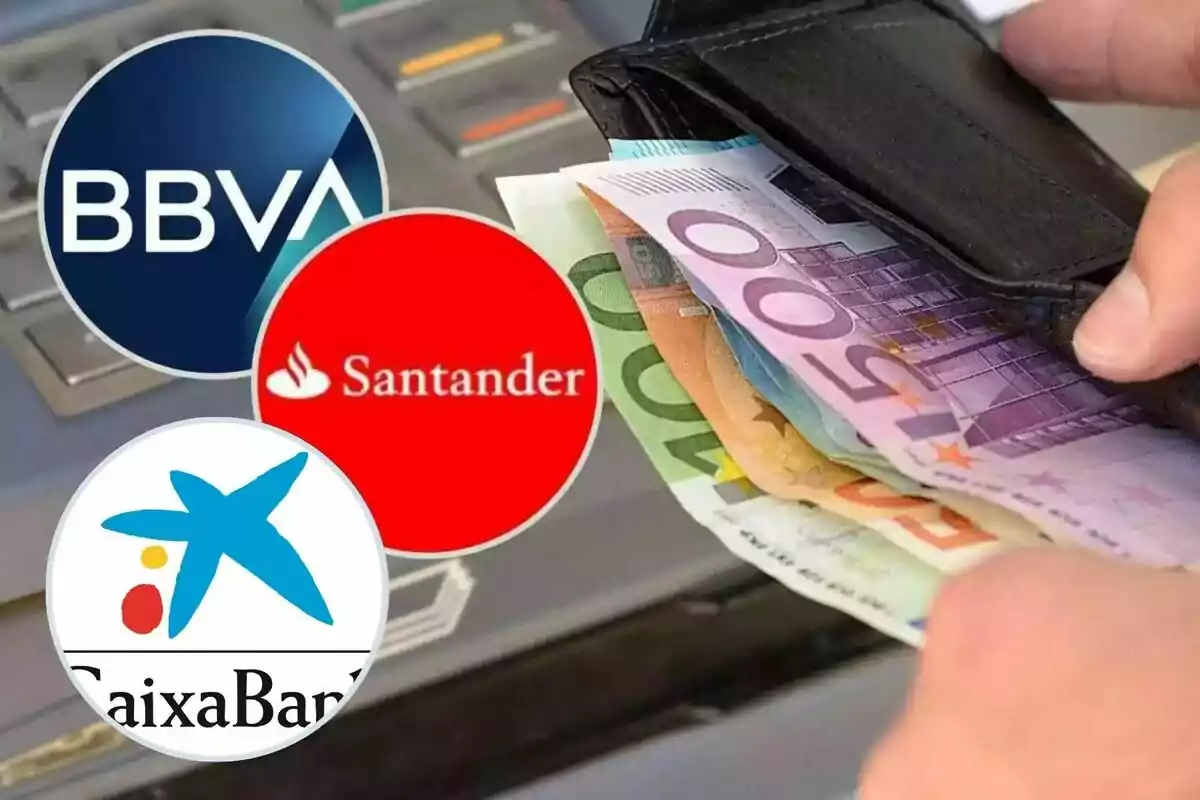 Una mà sostenint una cartera amb bitllets d'euro davant d'un caixer automàtic, amb els logotips de BBVA, Santander i CaixaBank superposats.