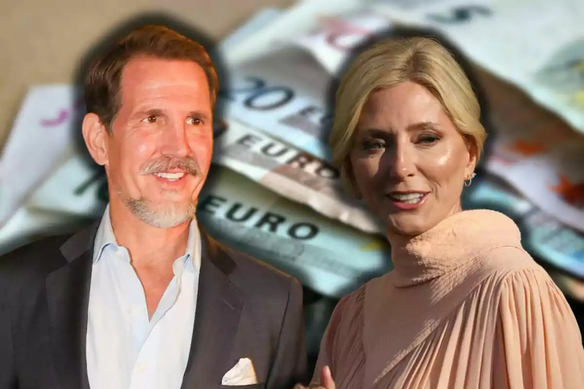 Pablo de Grecia y Marie-Chantal sonrientes con billetes de euro desenfocados en el fondo.