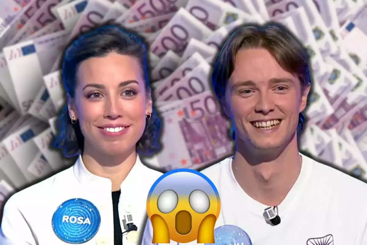 Rosa i Manu somrients amb un fons de bitllets de 500 euros i un emoji sorprès en primer pla.