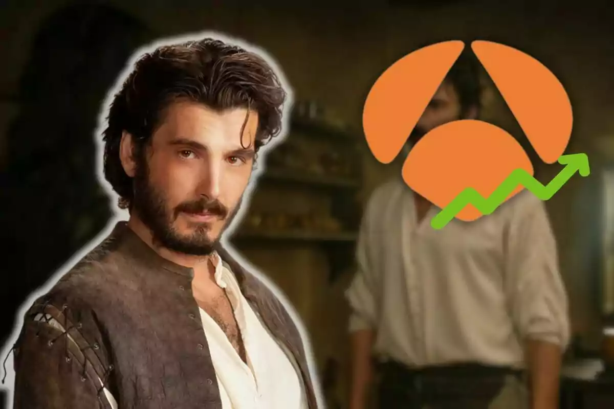 Yon González amb barba i cabell fosc mira a la càmera, mentre que al fons hi ha una figura amb un logotip taronja i verd superposat.