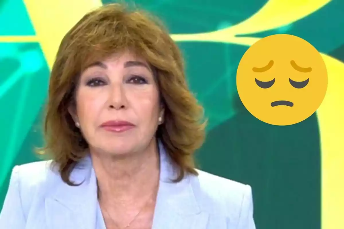 Ana Rosa Quintana amb expressió seriosa en un estudi de televisió amb un emoji de cara pensativa al costat.