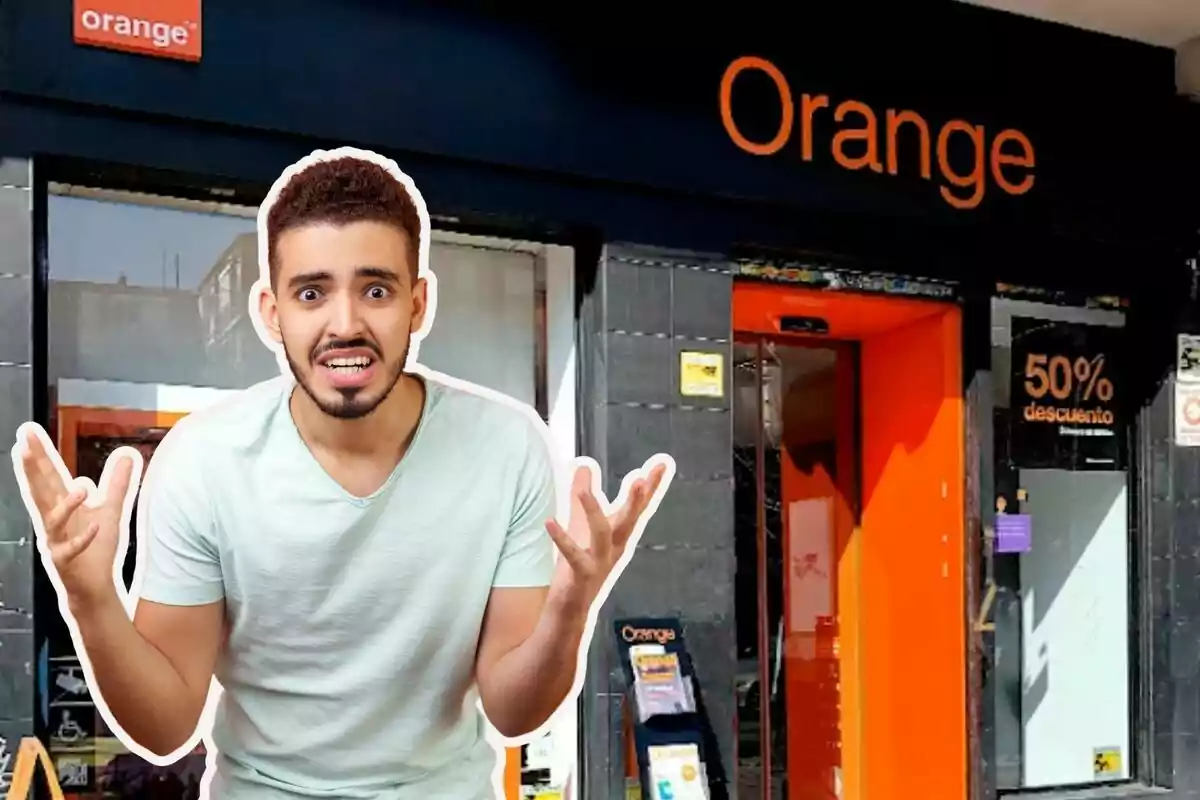 Un home amb expressió de sorpresa o frustració davant d'una botiga de la marca Orange que ofereix un 50% de descompte.