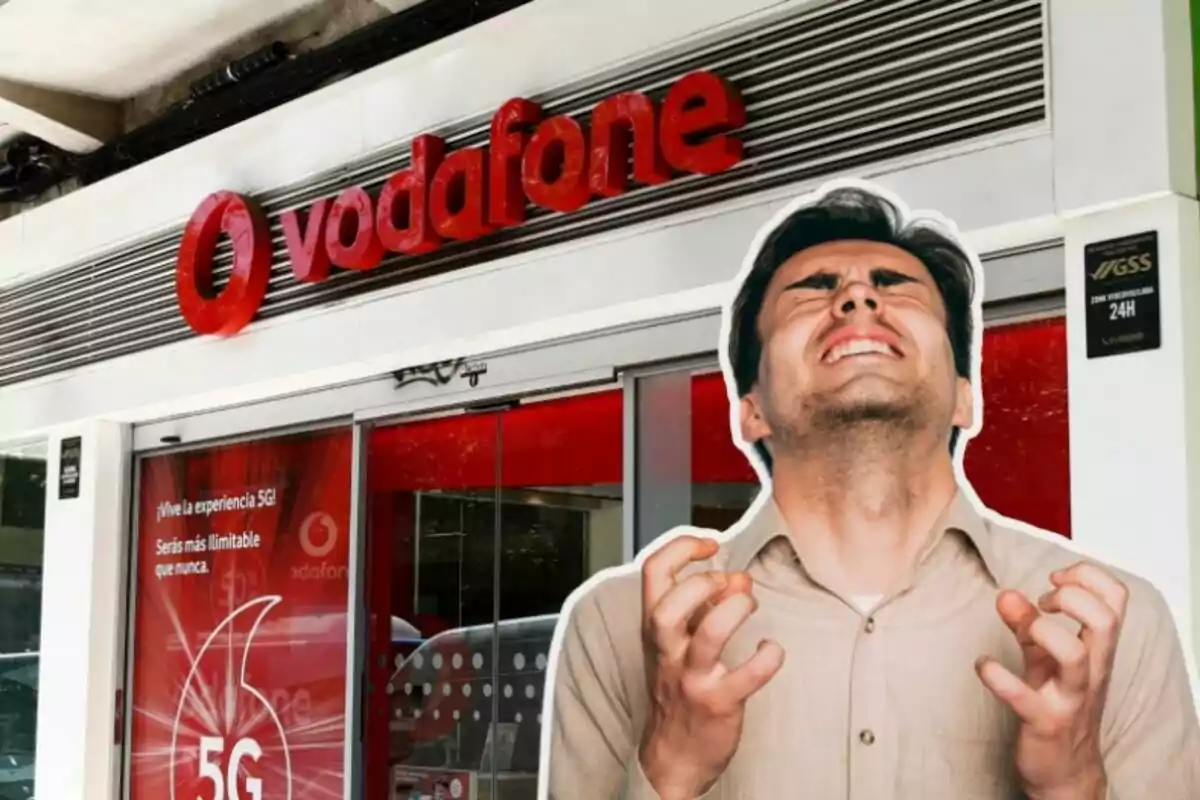 Un home amb expressió de frustració davant d'una botiga de Vodafone.