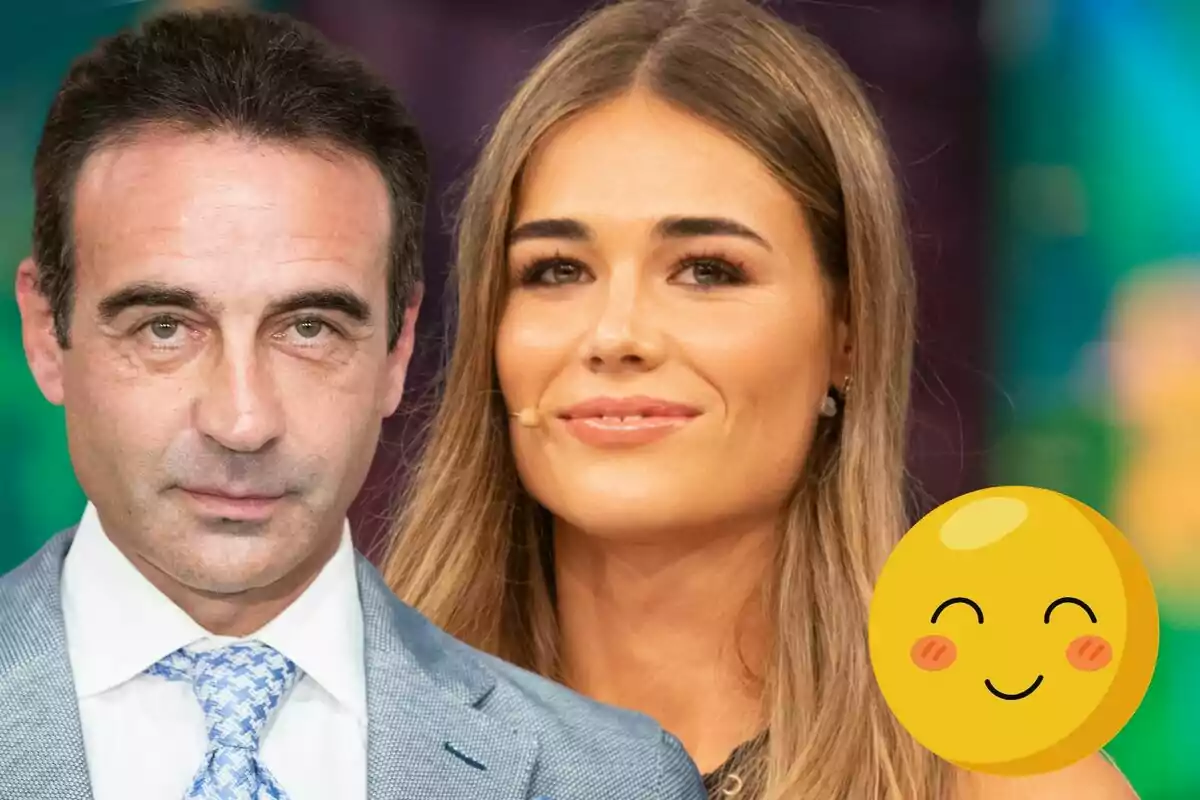 Enrique Ponce i Ana Soria posant juntes amb un emoji somrient a la cantonada.